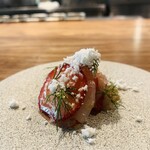 338022952 - ②【アミューズ-2】
                        赤海老+フォアグラ+苺のマリネ、ラベンダーの香りを付けたオリーブ油のパウダーかけ、刻みエシャロット+ディルのせ、白バルサミコのソース