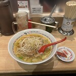 どうとんぼり神座 - 料理写真:おいしいラーメン820円&もやし160円&ハイボール430円