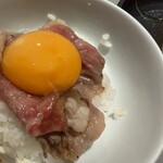 大衆肉酒場 こだわり米 匠 - 焼きしゃぶをご飯にのせて！卵の黄身のせ！