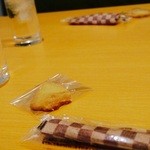 Kafe Ando Gemu Ba Kotobuki - おしぼりが可愛いチェック柄。おもてなし用のクッキーも嬉しいサービス。