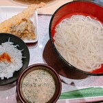 うどん家 八重桜 - かけうどん。ゴマだれにするのは+100円必要ですが絶対ゴマだれ！おいしいから！