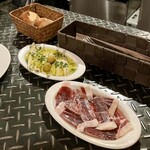 イベリコ豚の生ハム1,000円、ヒコイワシの酢漬け900円、お通しのバゲット