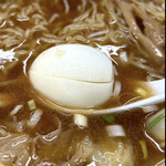中華そば 大咲 - ゆでたまご　ワンタン麺（小）には丸一個のせてきます　チャーシュー麺（普）は半ゆでたまご　カットラインがついてます　byまみこまみこ