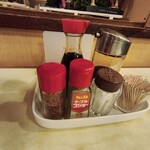 東都グリル - 卓上の調味料