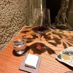 象 SUGATA - 観葉植物の葉っぱの影がカウンターに映る