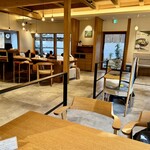 高山カフェ - 8〜10人座れる大テーブルが真ん中に！