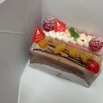 Acolt - 訳あって箱のまま。　　　あんずのチョコケーキと　フランボワーズ