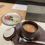鶏匠つじや 本店 - スターター。“蟹身の茶碗蒸し”と“ササミの昆布締め”まぁ、普通に美味しいです。