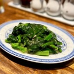 楽関記 - この芥藍菜という青菜、あまり馴染みがありませんが、とっても美味しい！
葉っぱの部分はほうれん草みたいな味の濃さがありますし、茎の部分はアスパラやブロッコリーのような甘さ。