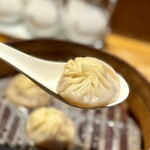 楽関記 - 皮はモチモチ。スープの味わいがしっかり。
とっても美味しい小籠包。黒酢も合います♪