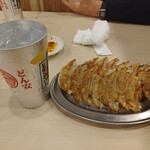 ひとくち餃子の頂 阪神尼崎駅北口店 - レモンサワーどん安頂（3杯目）［88円］、焼き餃子（1皿7個）［ハッピーアワーで319円→198円］×2