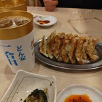 ひとくち餃子の頂 阪神尼崎駅北口店 - 定番ハイボールどん安一合目（1杯目）［418円］、焼き餃子（1皿7個）［ハッピーアワーで319円→198円］×2