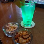 エレクトリックシープバー ススキノ店 - 友人が頼んでた光っているカクテル(ブレードランナー)