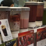 ベジテリア - ジューススタンドに並ぶミキサー