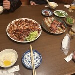 彦佐 - 料理写真:ももたれ焼き700円、からあげ750円、生中650円、ごはん200円、酒一合400円、二合750円、オレンジジュース300円