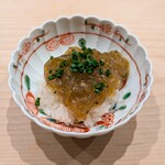 鮨 一喜 - 生しらす漬け丼　卵黄