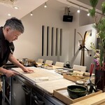 すし人　酒伊 - 調理風景