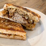 ディグ イン サンドウィッチ - 料理写真:プルドポーク私史上No.1の分厚さ　たっぷりのオニオンソテーの甘味が絡んでとてもおいしかったです