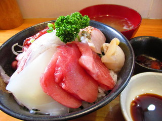 Jizakanateishokushoutemmarugyogyou - 地魚だけの海鮮丼