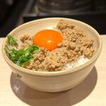 麦と麺助 - 焦がし炭バター鶏そぼろ 土鍋ご飯