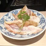 麦と麺助 - 炭焼髙坂鶏（ムネ・モモ）倍増し