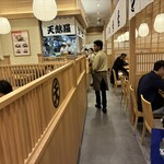 あげてんや - 店内こんな感じ 平日の12時過ぎ