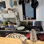 ビリヤニ 狢 - とても清潔なキッチン。カウンターのすぐ後ろ、毛布に包まれているのがビリヤニ。