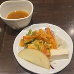 ハリマ・ケバブ・ビリヤニ - 最初に出て来るサラダとスープ