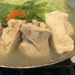 博多水たき 濱田屋 くうてん - 水炊き　鶏肉は色々な部位が入る。