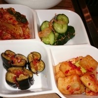 焼肉うしごろ 西麻布本店 - キムチ盛り合わせ