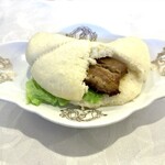 四川料理 味苑 - 中華ハンバーガー、写真用に蒸しパンを少しむしりました