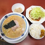 湘南あっさり豚骨ラーメン 寅そば 寒川店 - 寅そば+もつ炒めセット(半ライス)+背脂(+40g)。