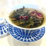 四川料理 味苑 - 茶葉や乾燥フルーツがたっぷりの薬膳