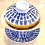 四川料理 味苑 - 蓋碗で、蓋を少しずらし茶葉や乾燥フルーツをおさえながら、ソーサーごと持ち上げて、すすって楽しむ