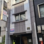 Bar Upstairs - 広島電鉄銀山町電停から徒歩1分の「Bar Upstairs(バー・アップステアーズ)」さん、予約すればお昼14時、通常は16時から営業、2022年開業、店主さんのワンオペ
外観は飲食ビル5階にあります