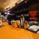 Bar Upstairs - 店内は黄土色の天井、黄土色の壁、木板張り床、カウンターの向こう側にはお酒棚、コンパクトながらもしっとりと落ち着いた空間、BGMは洋楽
お席はカウンター10席