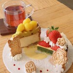 ハナツムリ - 【2026.01】苺と抹茶の迎春タルト(税込748円)、栗きんとんパイチーズケーキ(税込726円)