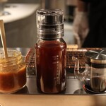 挽肉と米 渋谷 - 左から順に、味噌だれ、ポン酢、生醤油