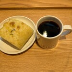 LiLiLi Cafe  - 料理写真:珈琲／ビター（グアテマラ）＠700とフォカッチャ