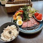 バルバルキッチンアメリ - サラダランチ：燻製ローストビーフ＆洋風おでん
      　　　　　　　　　　　　　　　　　　　　　(¥1,300)