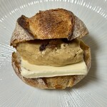 パンやきどころ RIKI - 和栗とカルピスバターのパン400円