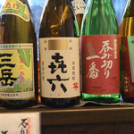 大納言本家 - カウンターに並ぶお酒の一部