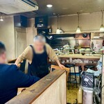 キッチンまつむら - 入口から店内の様子。頑張って欲しいマスター。