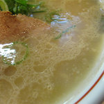 長浜ラーメン一龍亭 - スープが2層式っぽくて、飲み進めるとアッサリ且つコクウマに変化していきます。