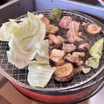 鳥茶屋 - 霧島鶏の炭火焼きセット焼いてる様子