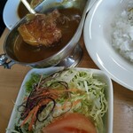 タプロース - 柔らかく煮込まれた牛肉、サラダのドレッシングも美味しい