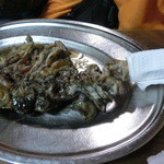 焼鳥丸万 - 骨付きは紙を巻いてつかみます。