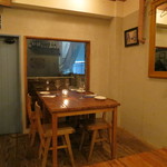 Ata - コージーな店内2