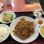 熊猫飯店 - 甘目のカレールーがたっぷり中華風チキンカツにぶっかかる…