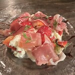 和ビストロ オヘソ - いちごの生ハムのカプレーゼ